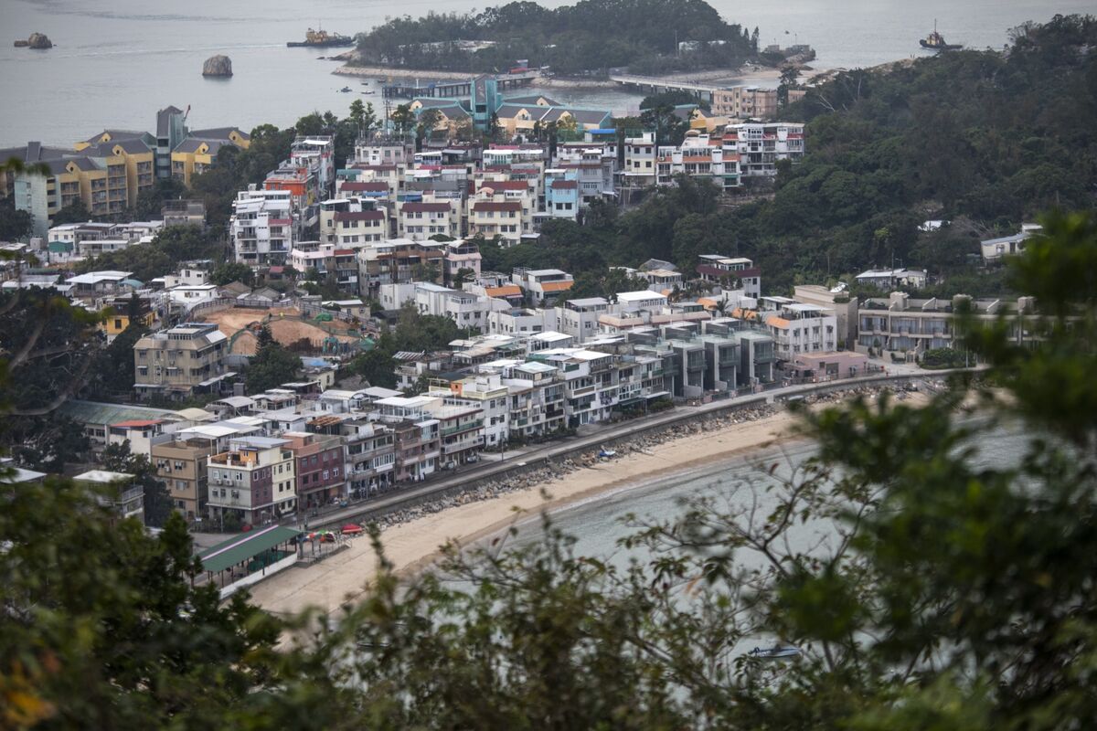 bloomberg.com - Shawna Kwan - Home Flippers Return to Hong Kong on Property-Price Recovery