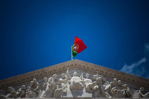 Portugal Sells 2 Billion Euros of Treasury Bills in Auctions