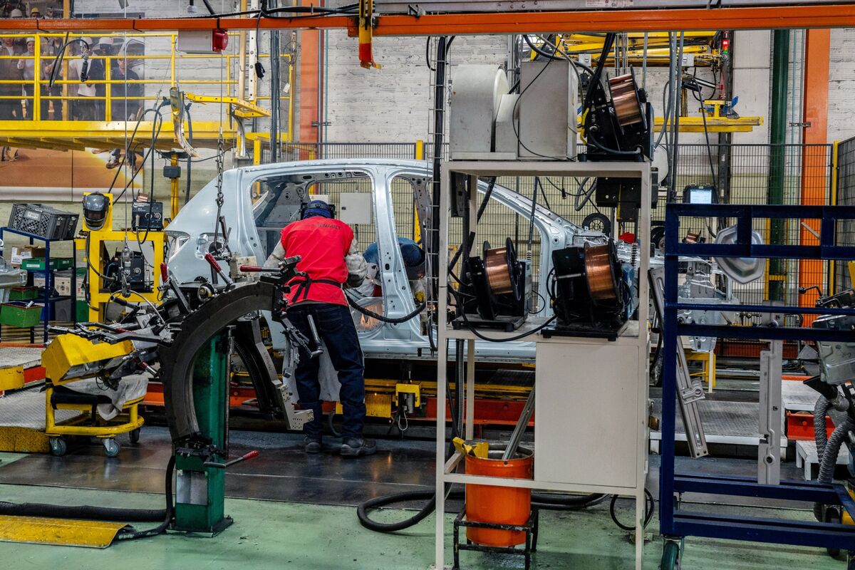 Renault Weighs Up to 3,000 Job Cuts