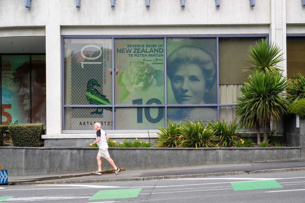 bloomberg.com - Matthew Burgess - Kiwi May Defy Hedge-Fund Bears on Hawkish RBNZ, Analysts Say