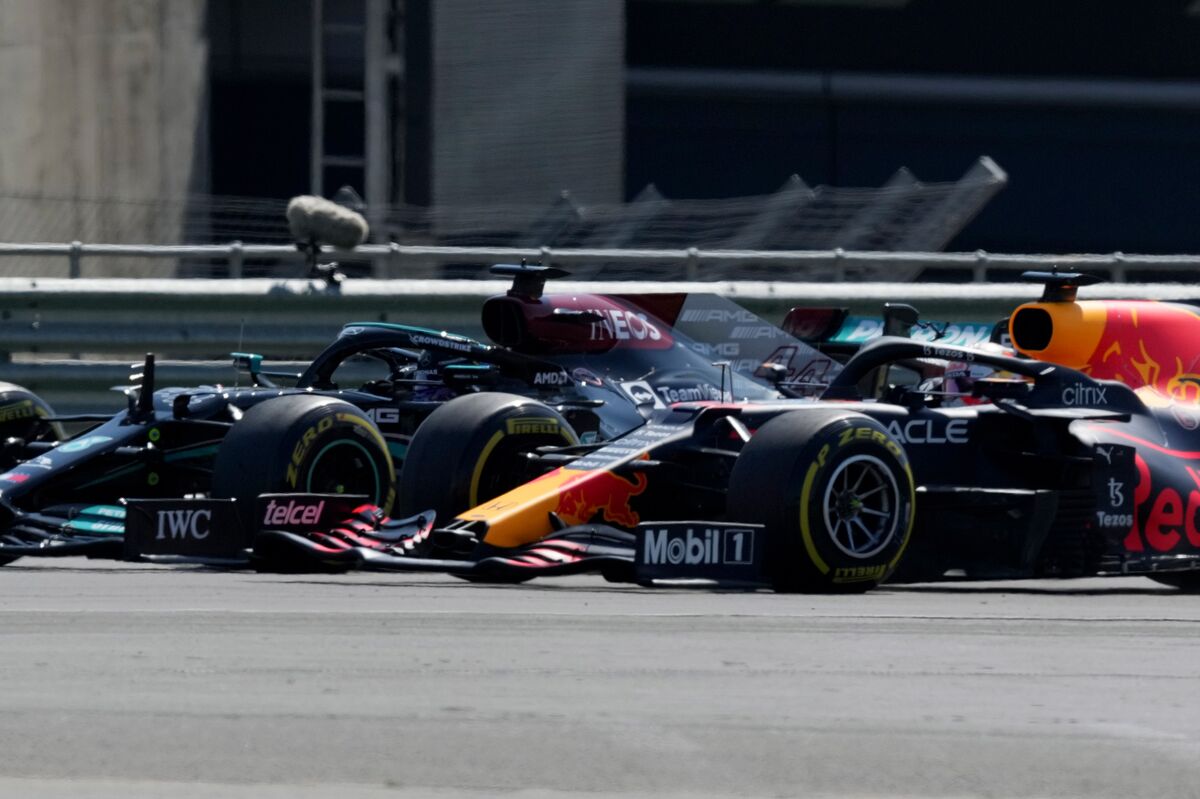 Prix: F1 Season on Fire Lewis Hamilton Vs Max Verstappen - Bloomberg
