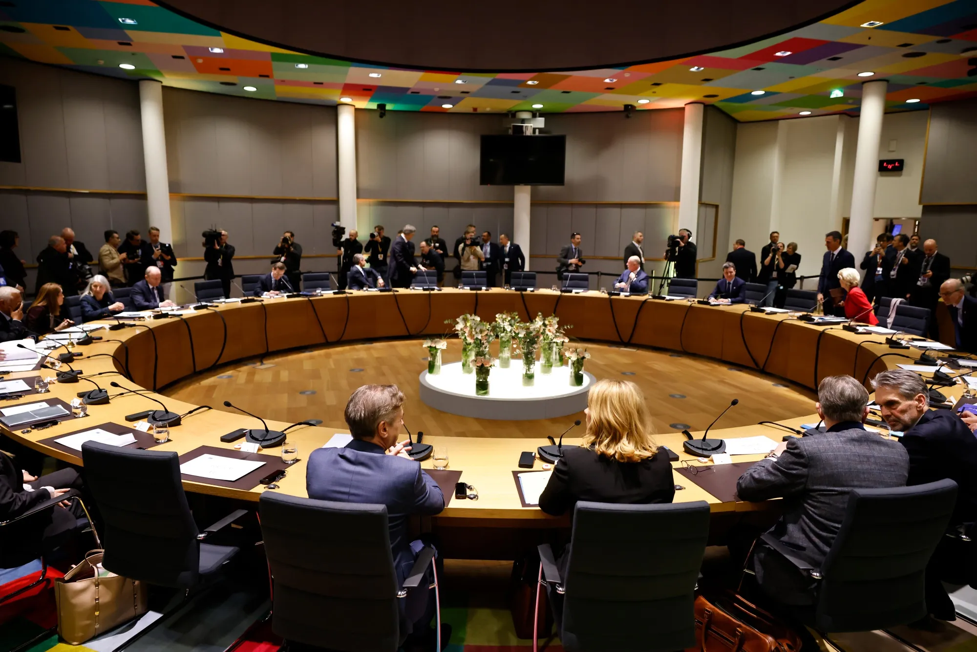 Ursula von der Leyen, president of the European Commission, right, with fellow EU members seated at the roundtable before an emergency European Union summit in Brussels, Belgium, on&nbsp;Jan. 22.