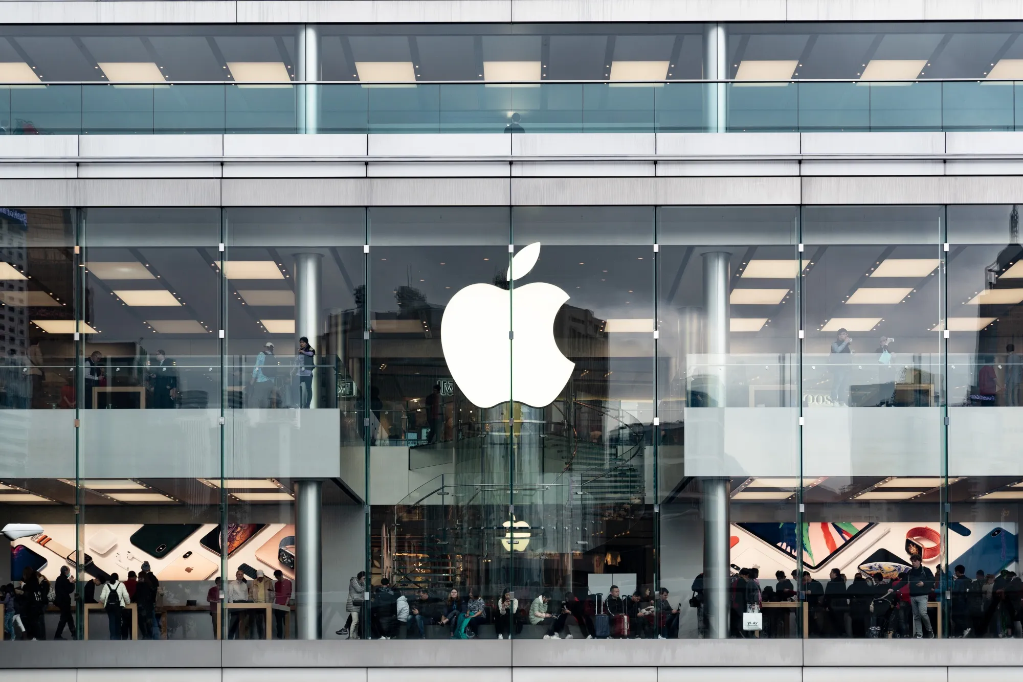 Apple Cuts Outlook as Chinese Slowdown Hits Demand for IPhones