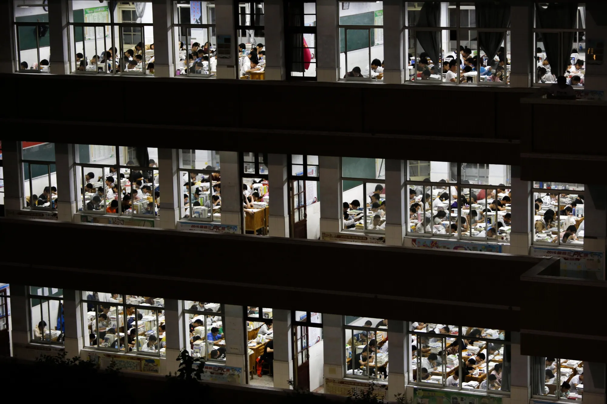 Senior high school students studying at night to prepare for the college entrance exams at a high school in Lianyungang, east China's Jiangsu province.