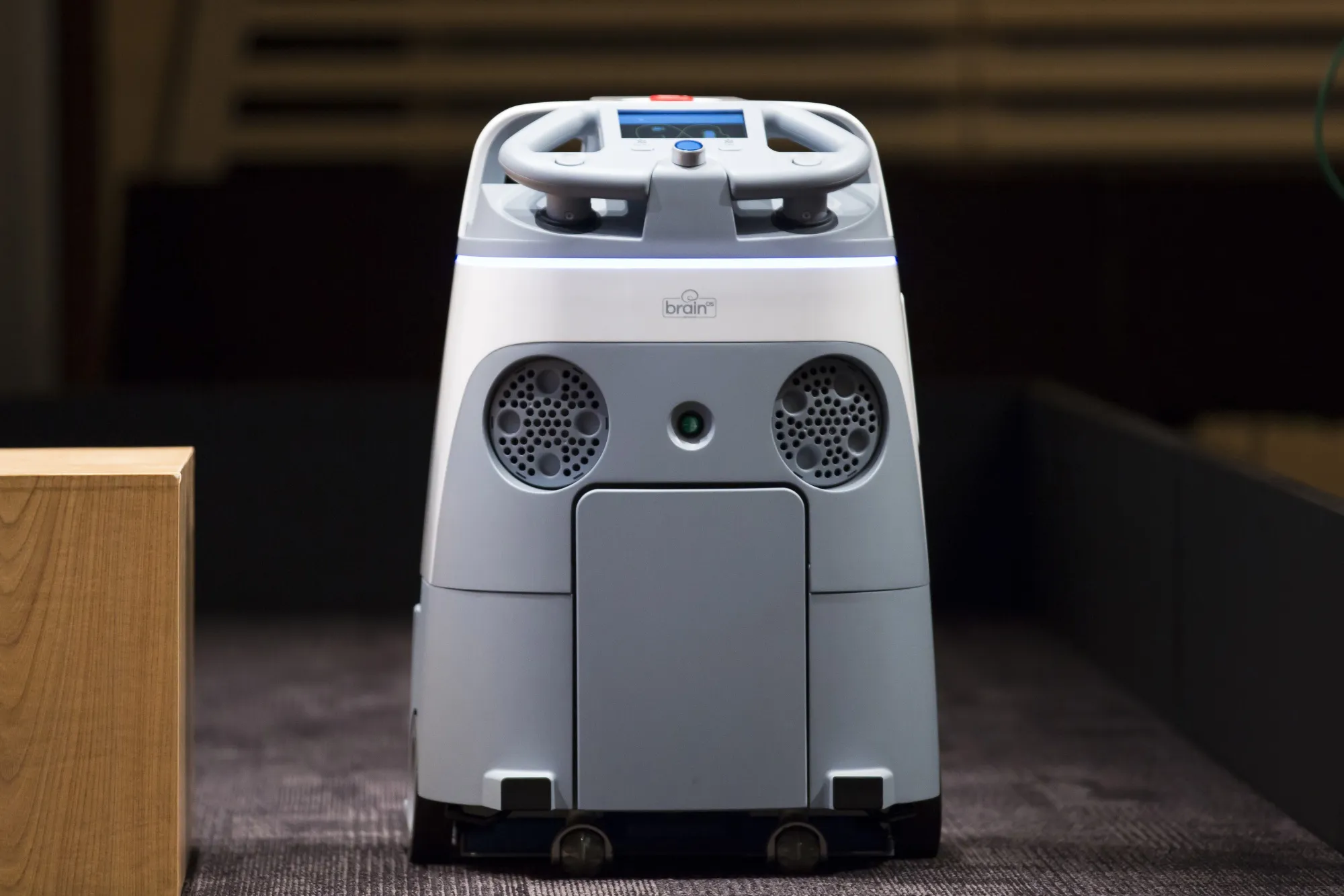 ソフトバンクG、米国でAI清掃ロボット「Whiz」の提供開始