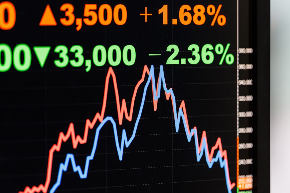 Korean Stocks Drop as Chipmakers Reverse Friday’s Record Gains