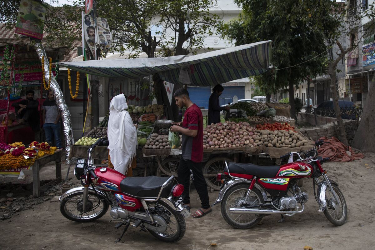 Pakistan’s Inflation Hits Record With No Sign Yet of IMF Funds