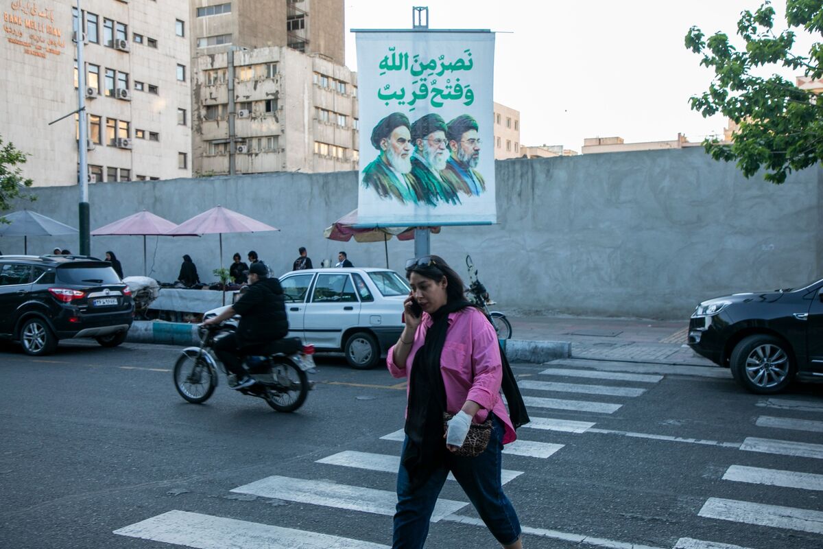 Oil Declines as Officials in Pakistan Say US-Iran Talks Expected - Bloomberg.com