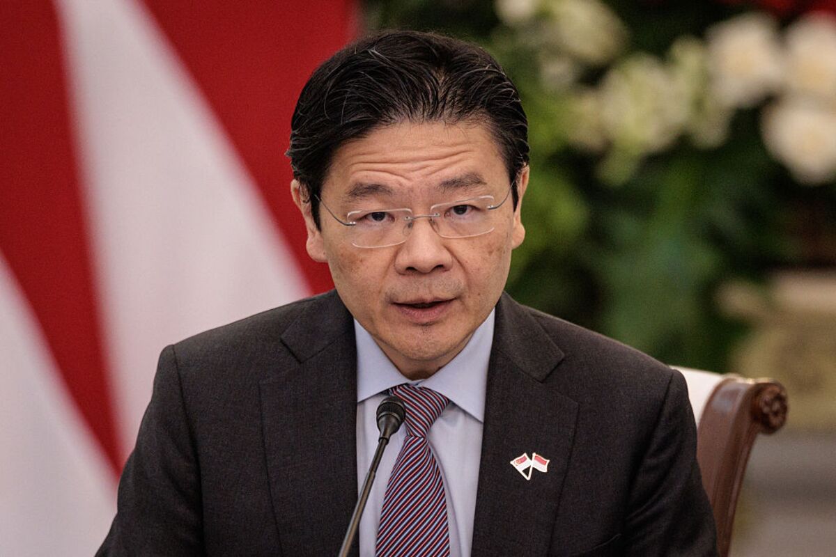 Singapore to Ensure AI Helps Workers Worried About Jobs, PM Says