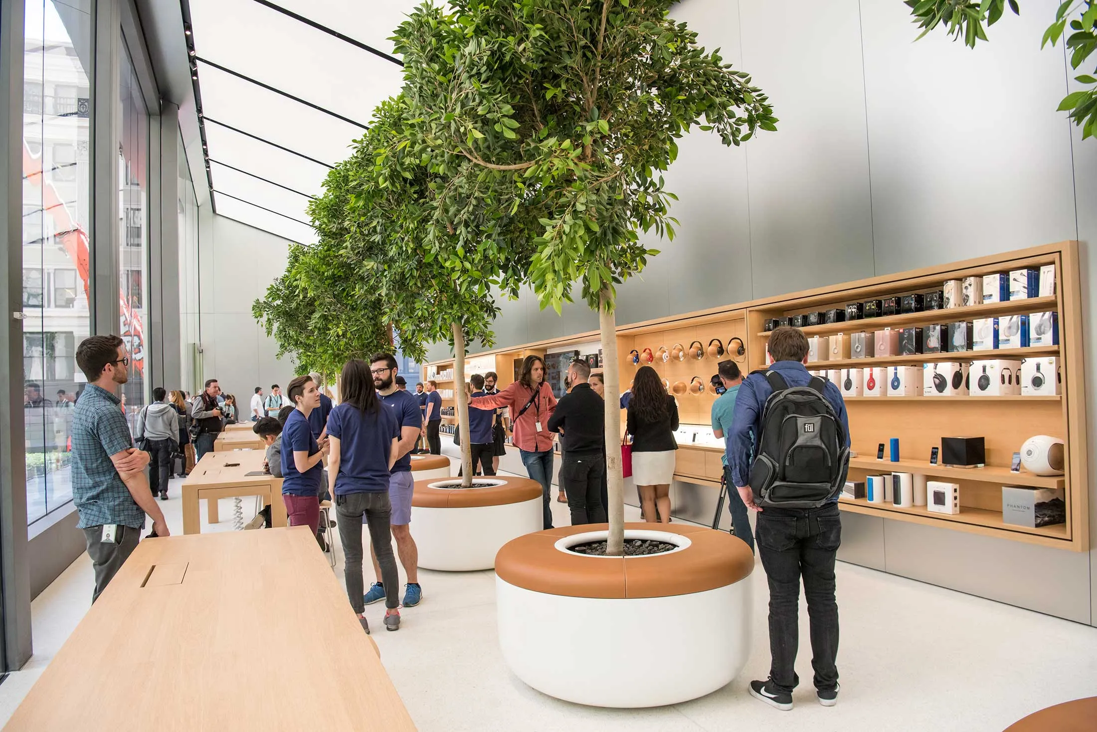 Inside the New Apple Retail Store Design - Bloomberg, image size:2200x1469