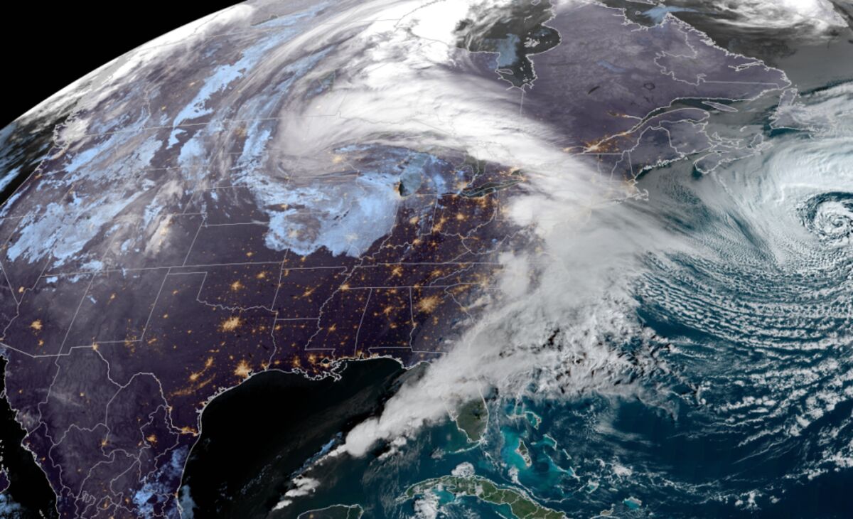Winter Storm Knocks Out Power in Five US States, Tornadoes Hit Near New ...