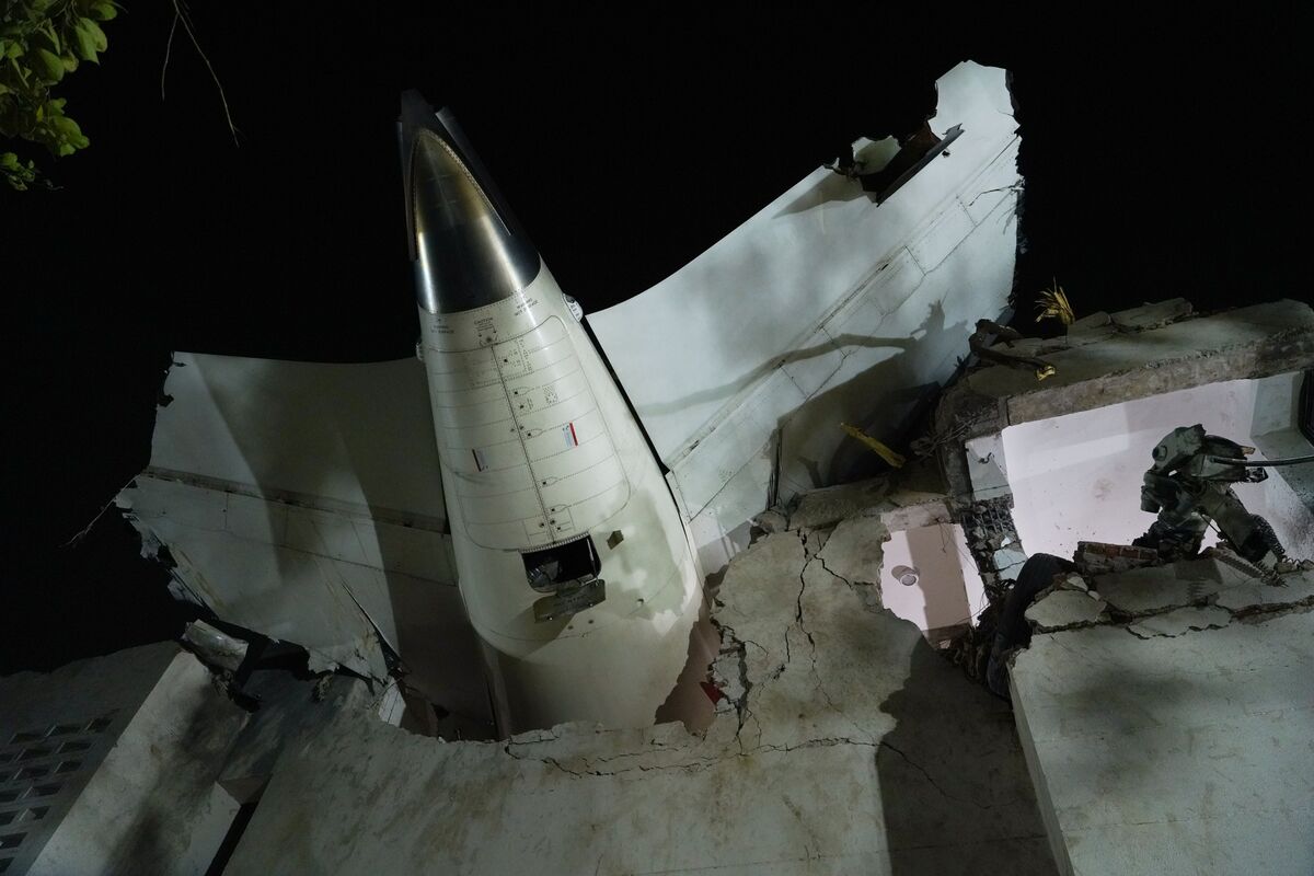 🟪"Tragedia aerea: indagini in corso dopo il video del jet Air India precipitato"