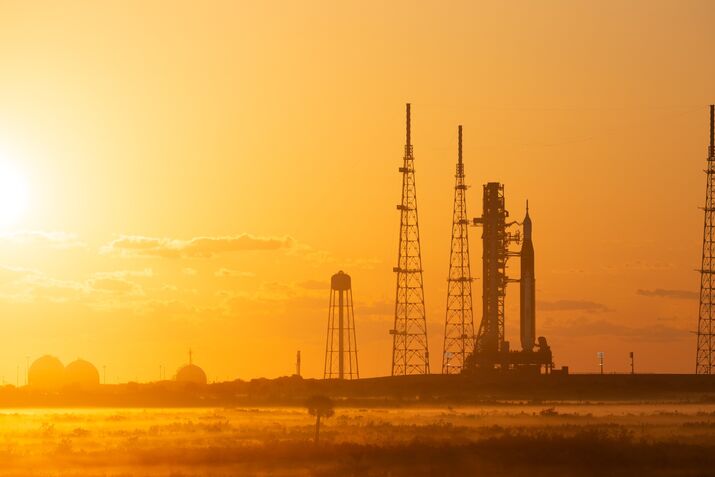 Reportage: Artemis I Wet Dress Rehearsal (April 2022) - NASA’s Space Launch System (SLS) rocket with the Orion spacecraft aboard is seen at sunrise atop a mobile launcher at Launch Complex 39B, Monday, April 4, 2022, as the Artemis I launch team conducts