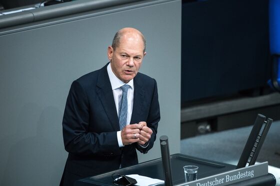 Merkel Slams Scholz as Her Conservatives Fall to Record Low