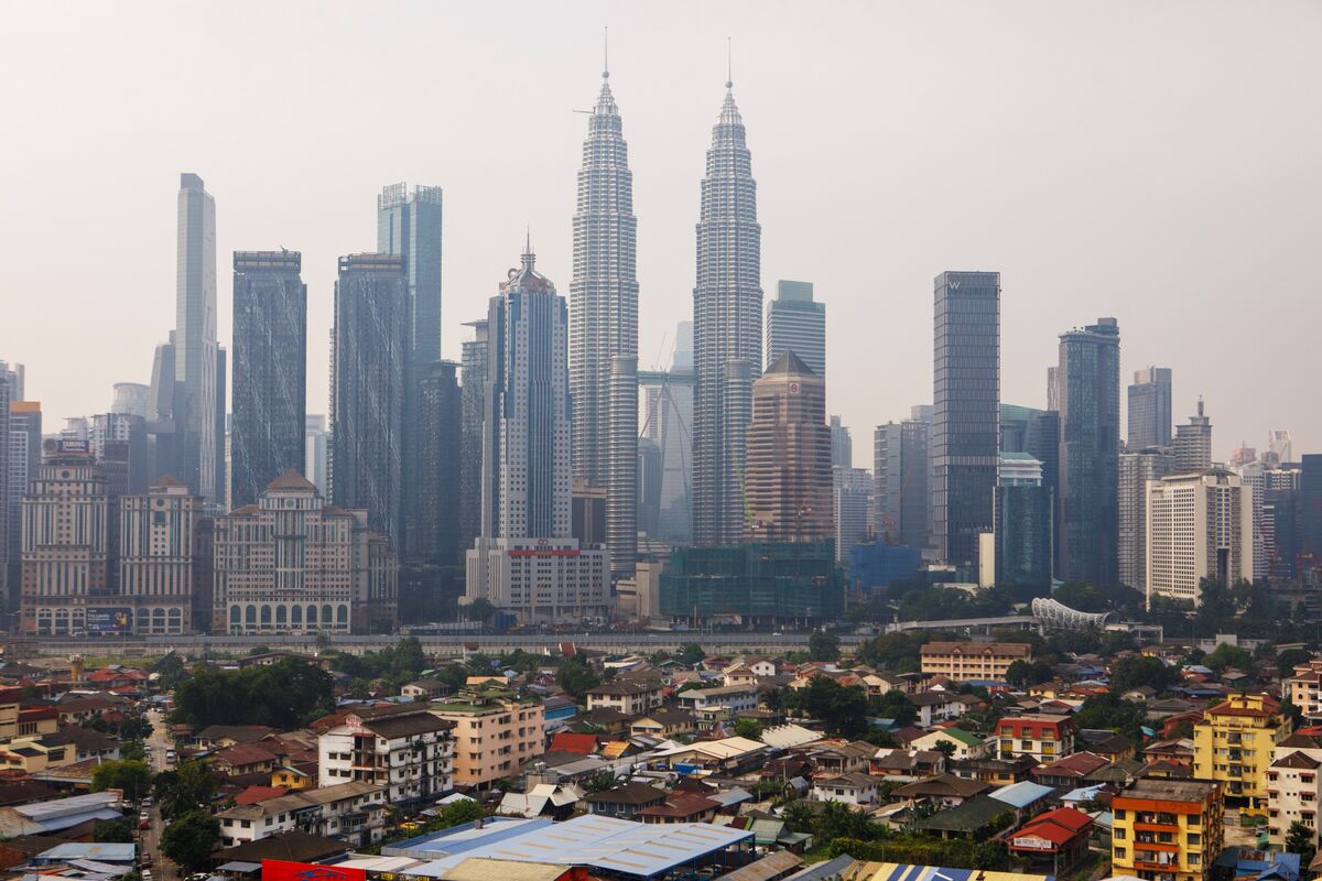 bloomberg.com - Elffie Chew - Malaysian Billionaires Revive Plan to Create Nation's Biggest Mobile Operator