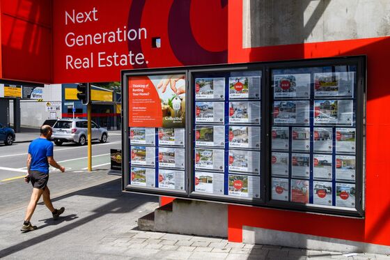 Housing Frenzy in New Zealand Exposes Perils of Ultra-Low Rates