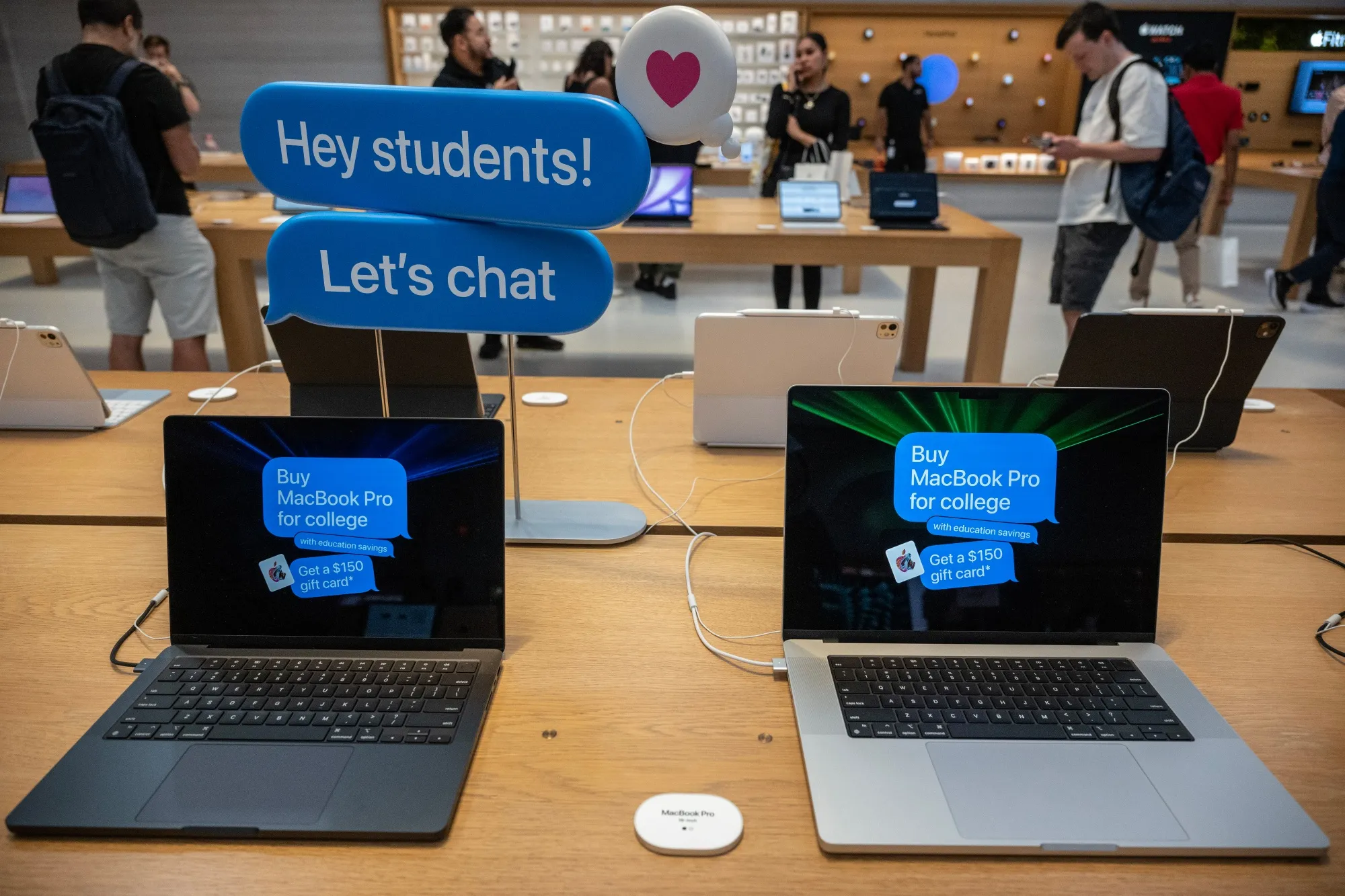 New Apple Products Go On Sale At Fifth Avenue Store