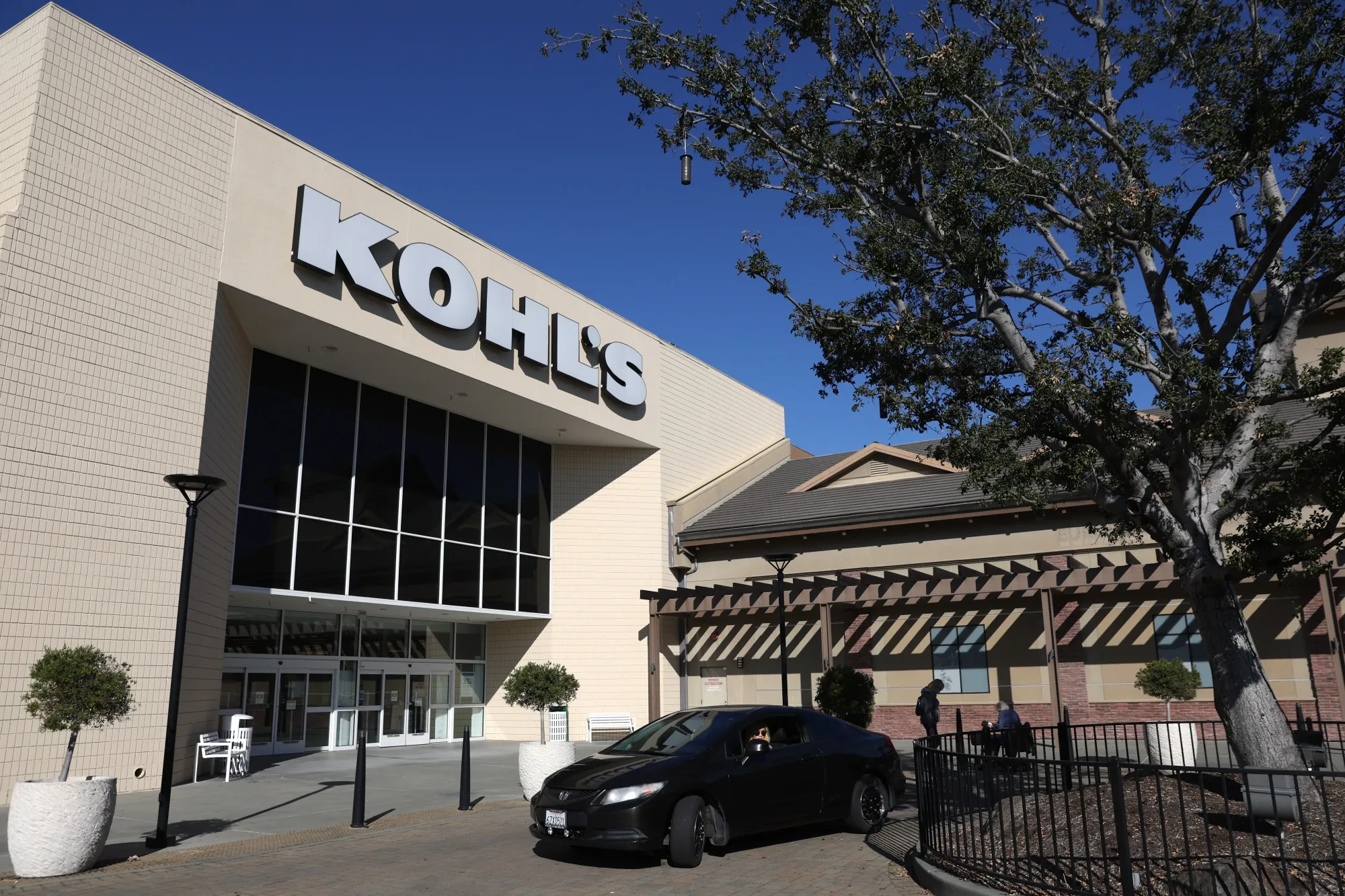 Kohl’s cited strong growth in Sephora traffic, but that it doesn’t appear to be translating into many sales outside the store-in-store locations.&nbsp;