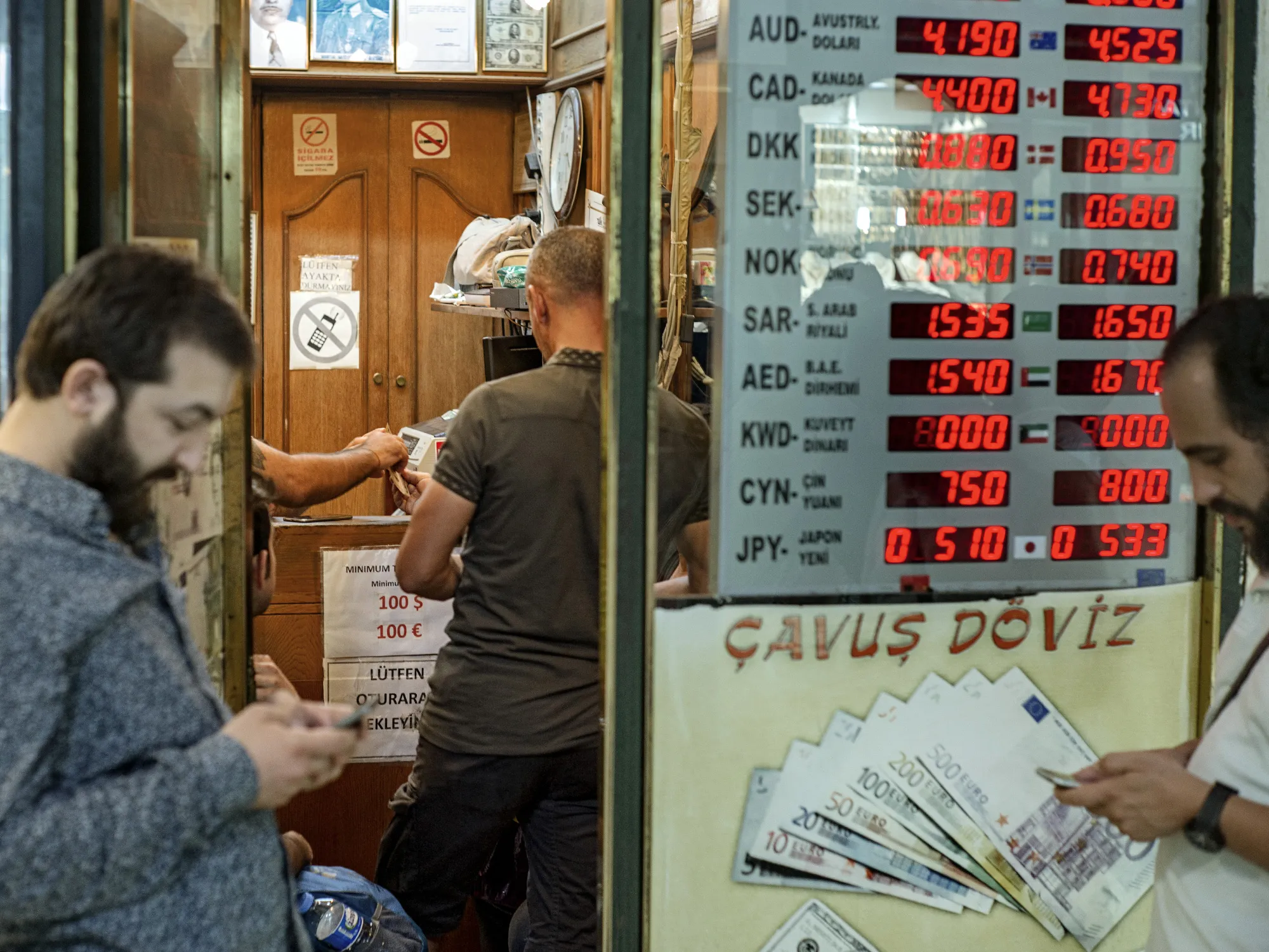 A customer uses a currency exchange in the Grand Bazaar in Istanbul, Turkey, on Friday, Aug. 10, 2018.&nbsp;