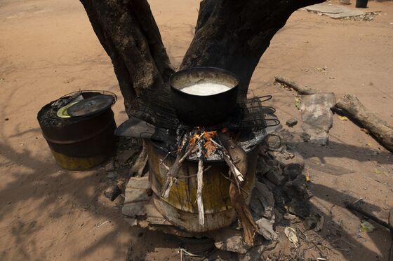 Venezuelans Now Lack Gas to Cook on Top of Gasoline Shortage