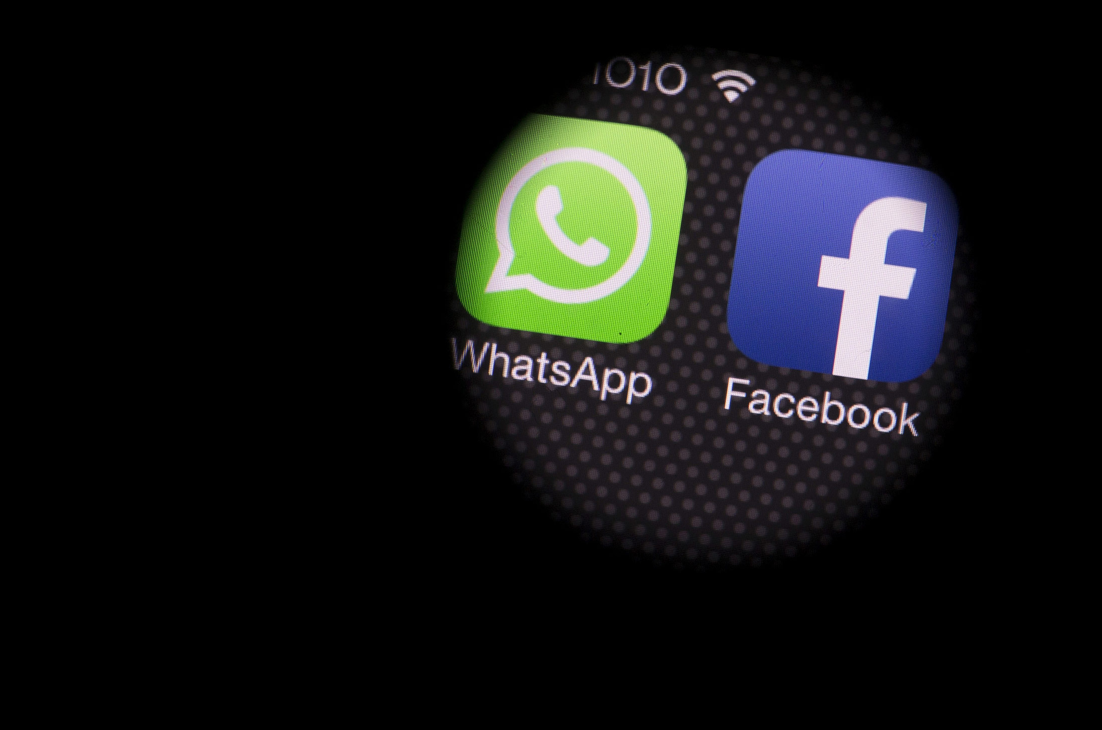 Facebook Plans for WhatsApp Stumble on EU Privacy Concerns - Bloomberg
