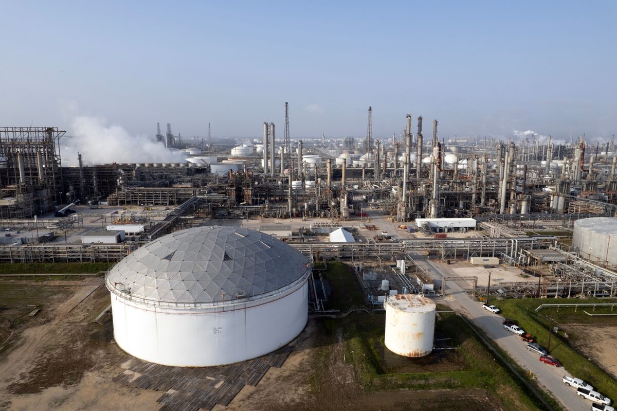 Oil Steadies With US-China Trade Tensions, Demand in Focus
