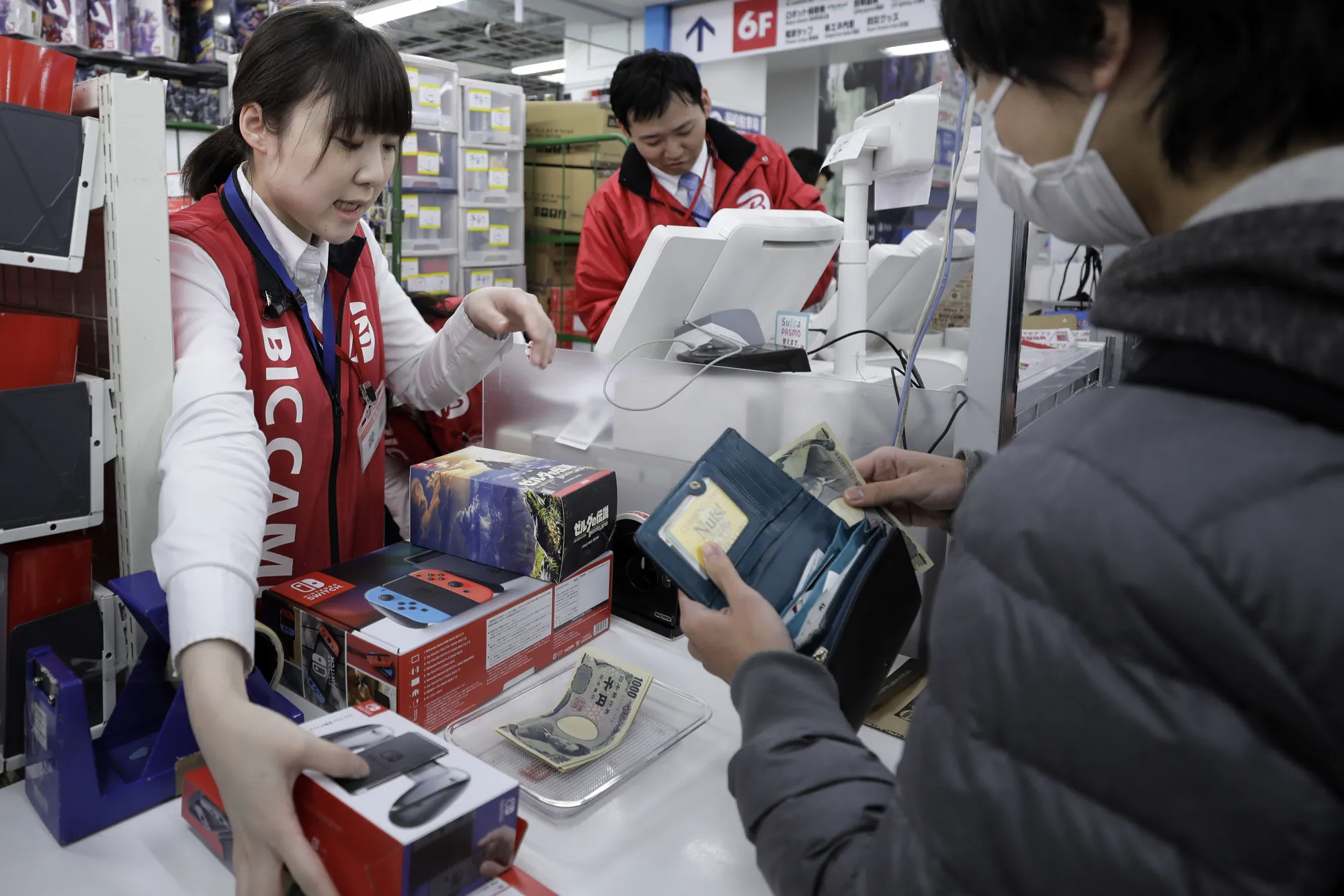 任天堂：新型ゲーム機「スイッチ」が発売－店頭に列、売り切れも