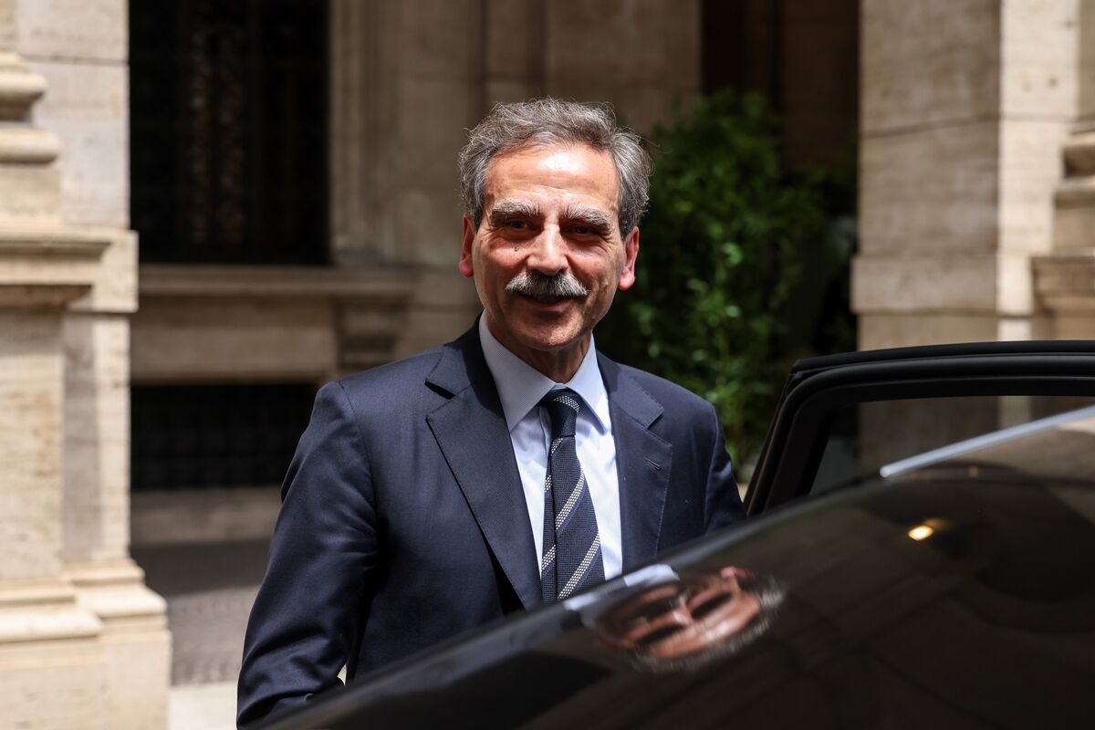 Monte Paschi CEO Weighs Bids for Two Rival Banks, Report Says