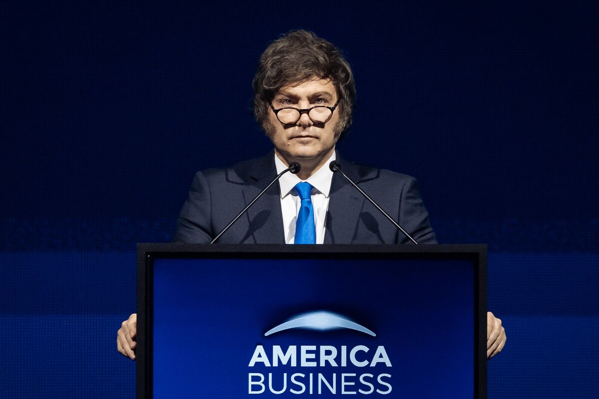 Pimco Urges Milei to Let Peso Float While ‘Times Are Good’