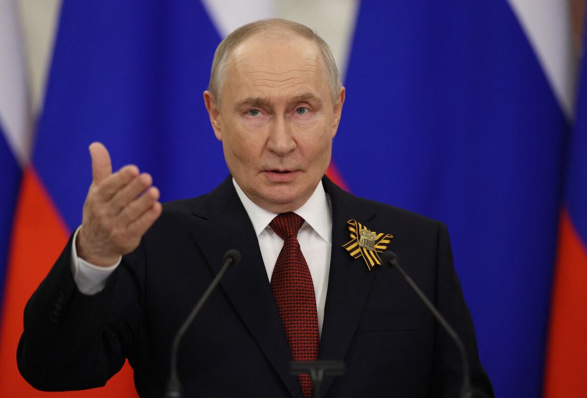 Putin Signs Law on Use of Army to Aid Russians Detained Abroad