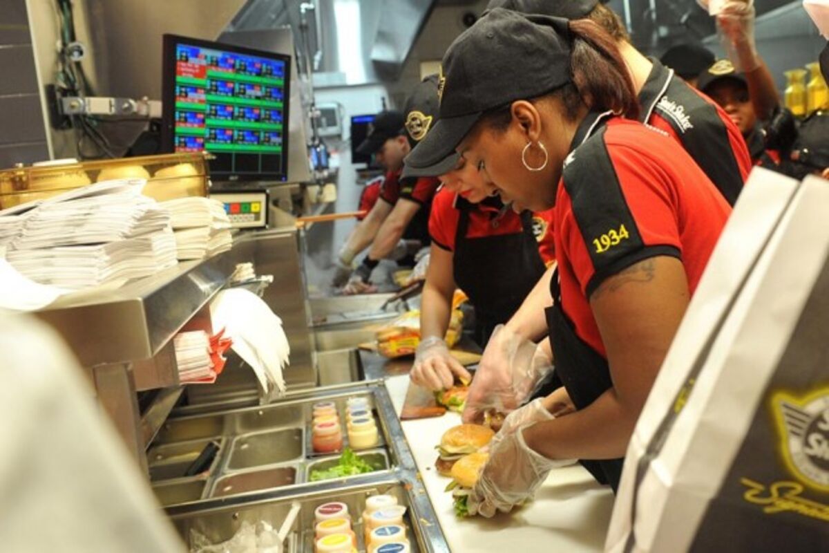 humane-society-takes-its-fight-with-steak-n-shake-to-investors-bloomberg