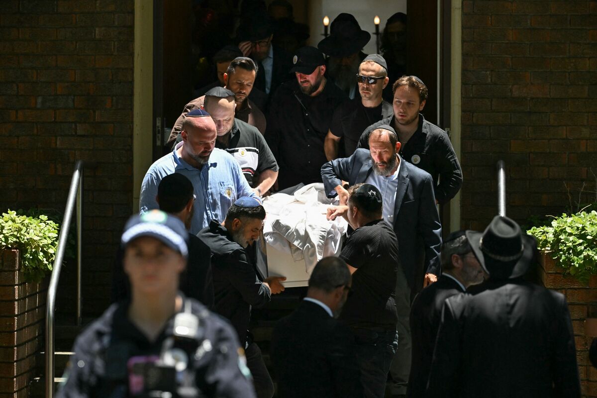 Australia to Buy Back Guns After Bondi Beach Terror Attack - Bloomberg