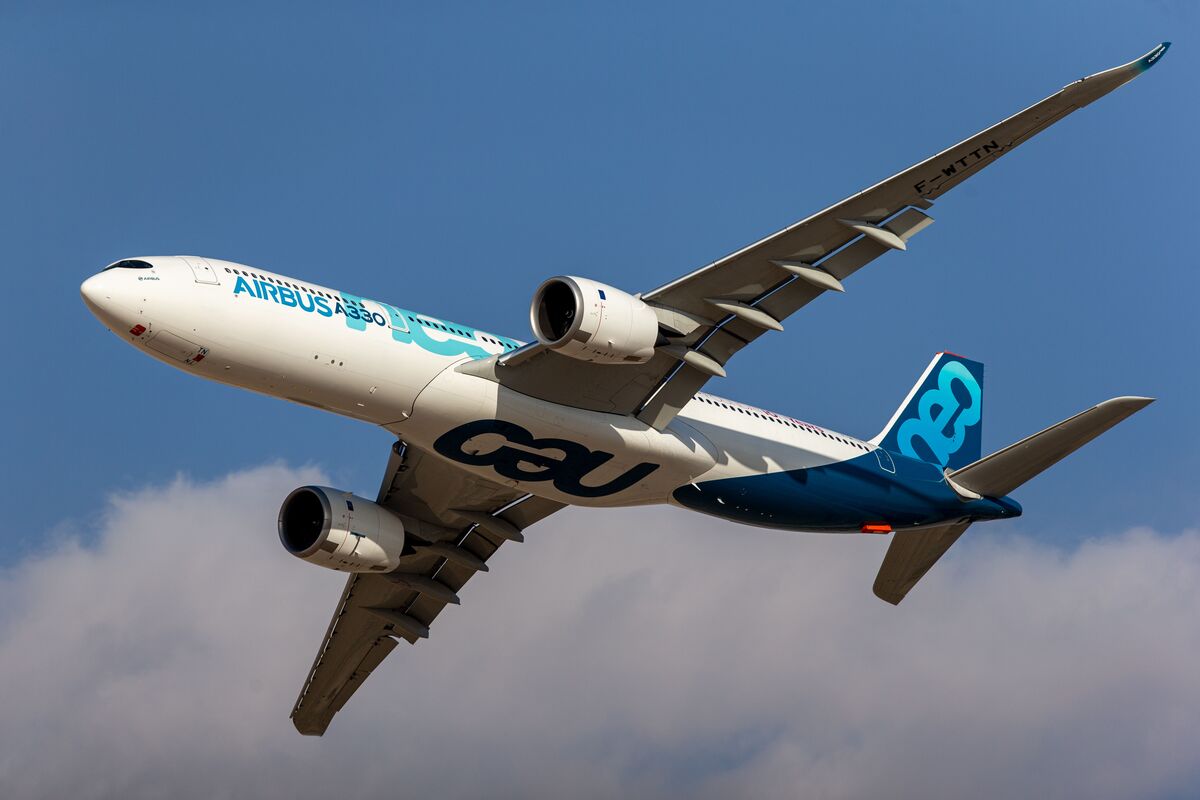 Airbus Weighs A330 Output Cut After Top Buyer Seeks Deferral - Bloomberg