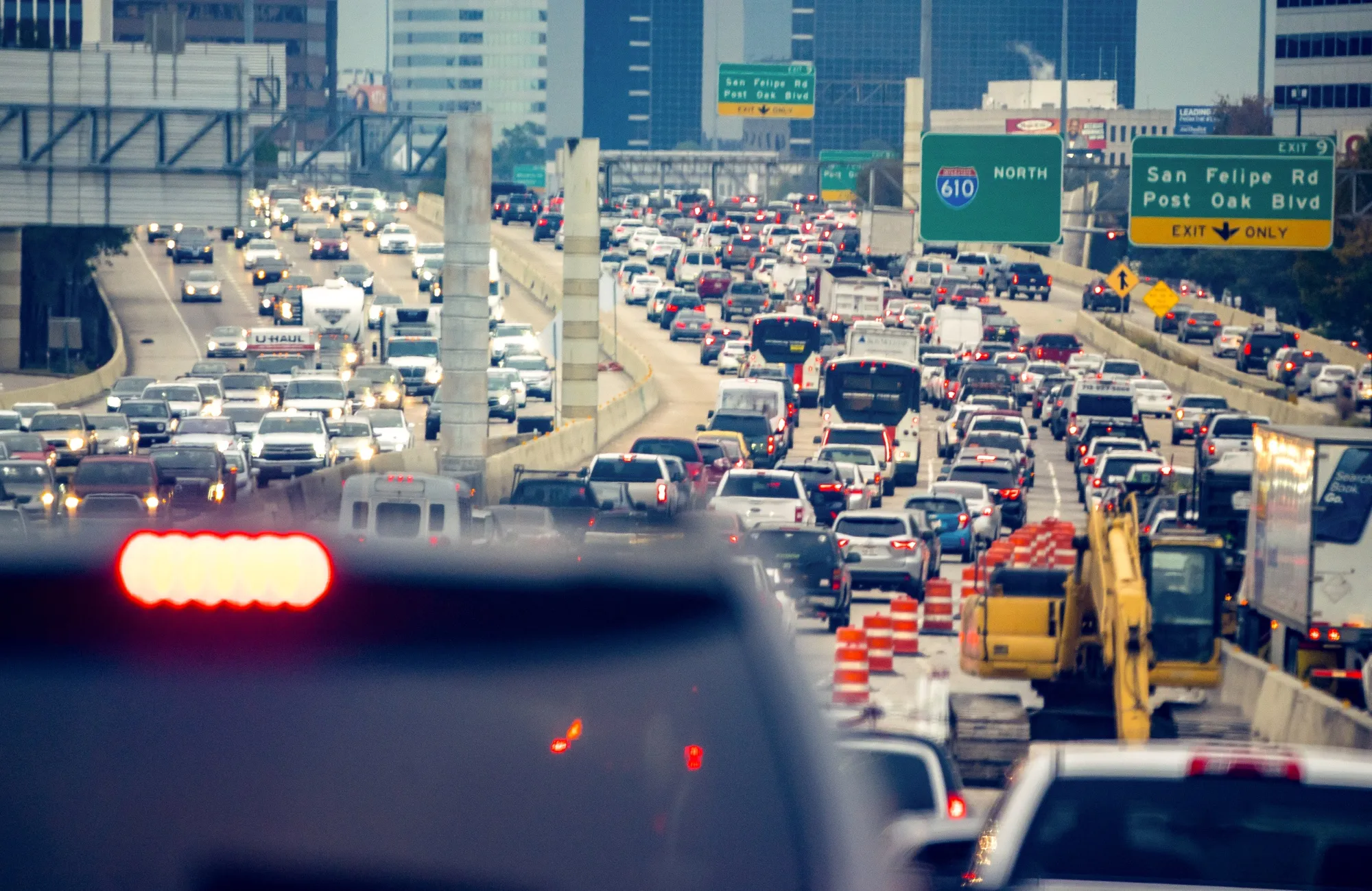 An abundance of traffic&nbsp;moves along the 610 West Loop during rush hour in Houston in 2022.&nbsp;
