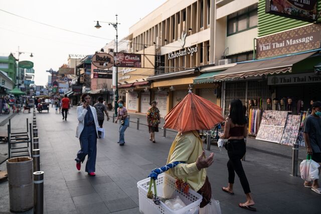 The pandemic has caused a customer loss of three-quarters to the food vendors along Khaosan Road.