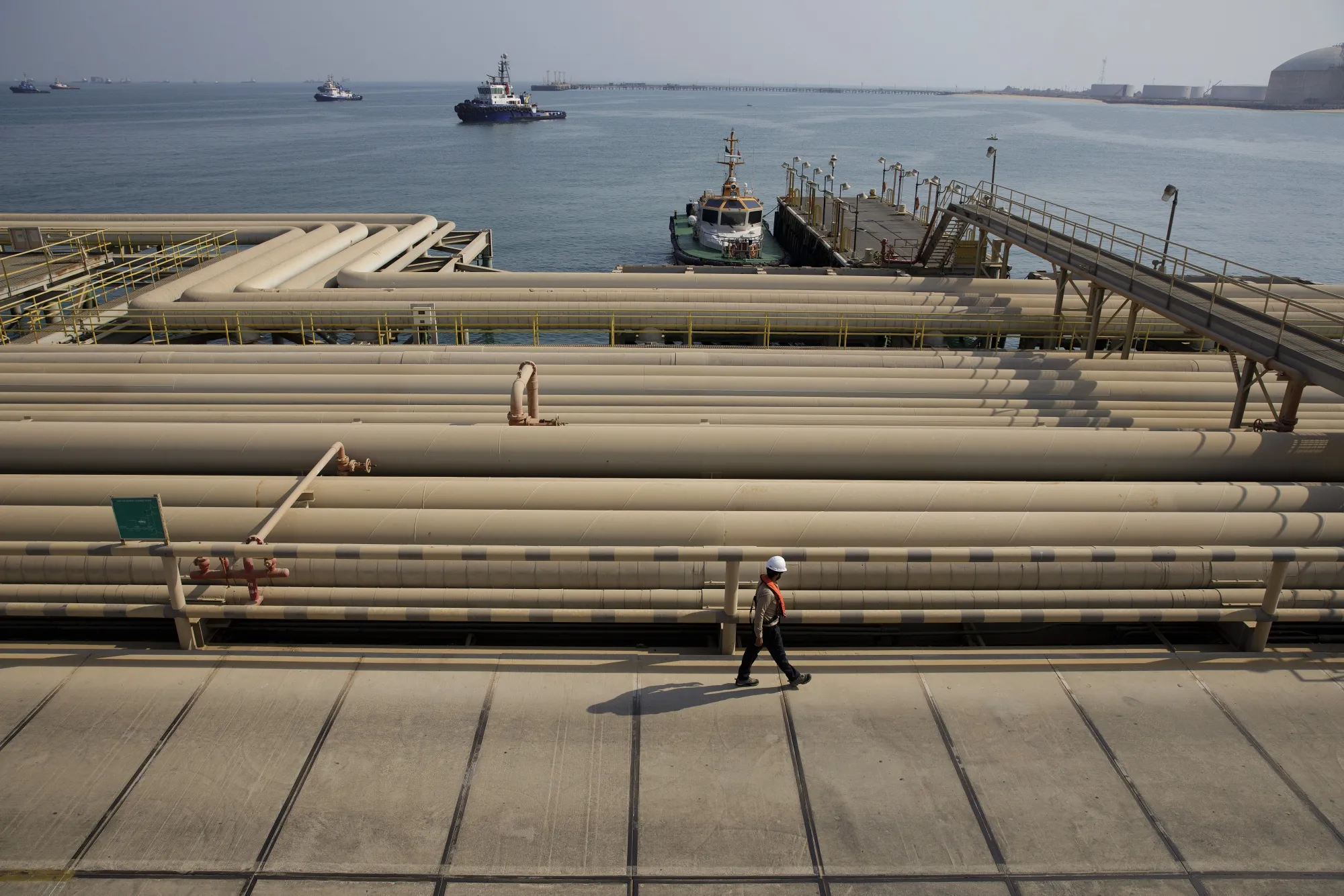 Ol transport pipes at Saudi Aramco's Ras Tanura oil refinery and terminal.