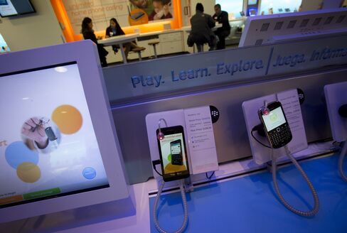BlackBerry Falls on Day of U.S. Debut Amid Concern About Sales