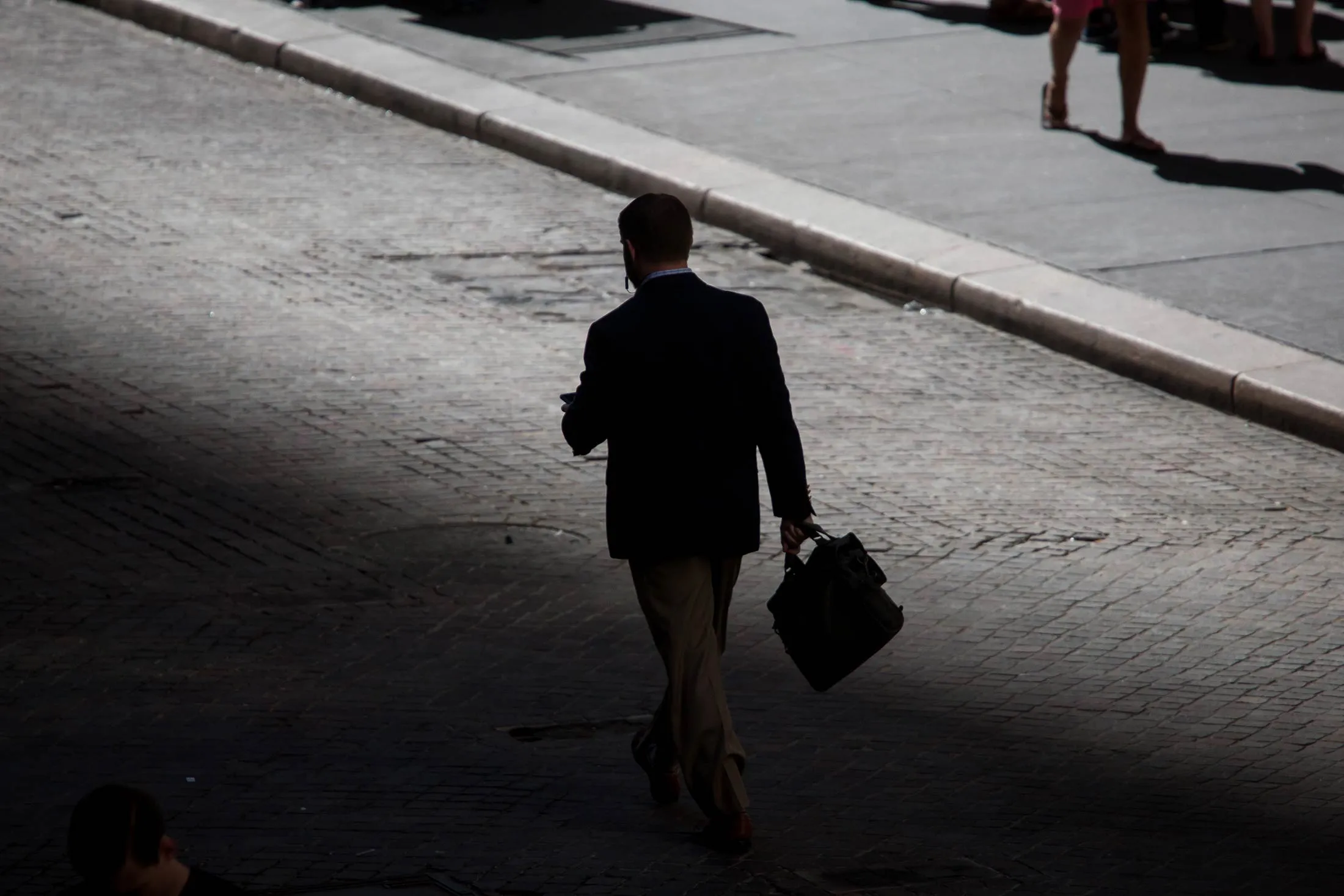 1489531727_banker-walls-street