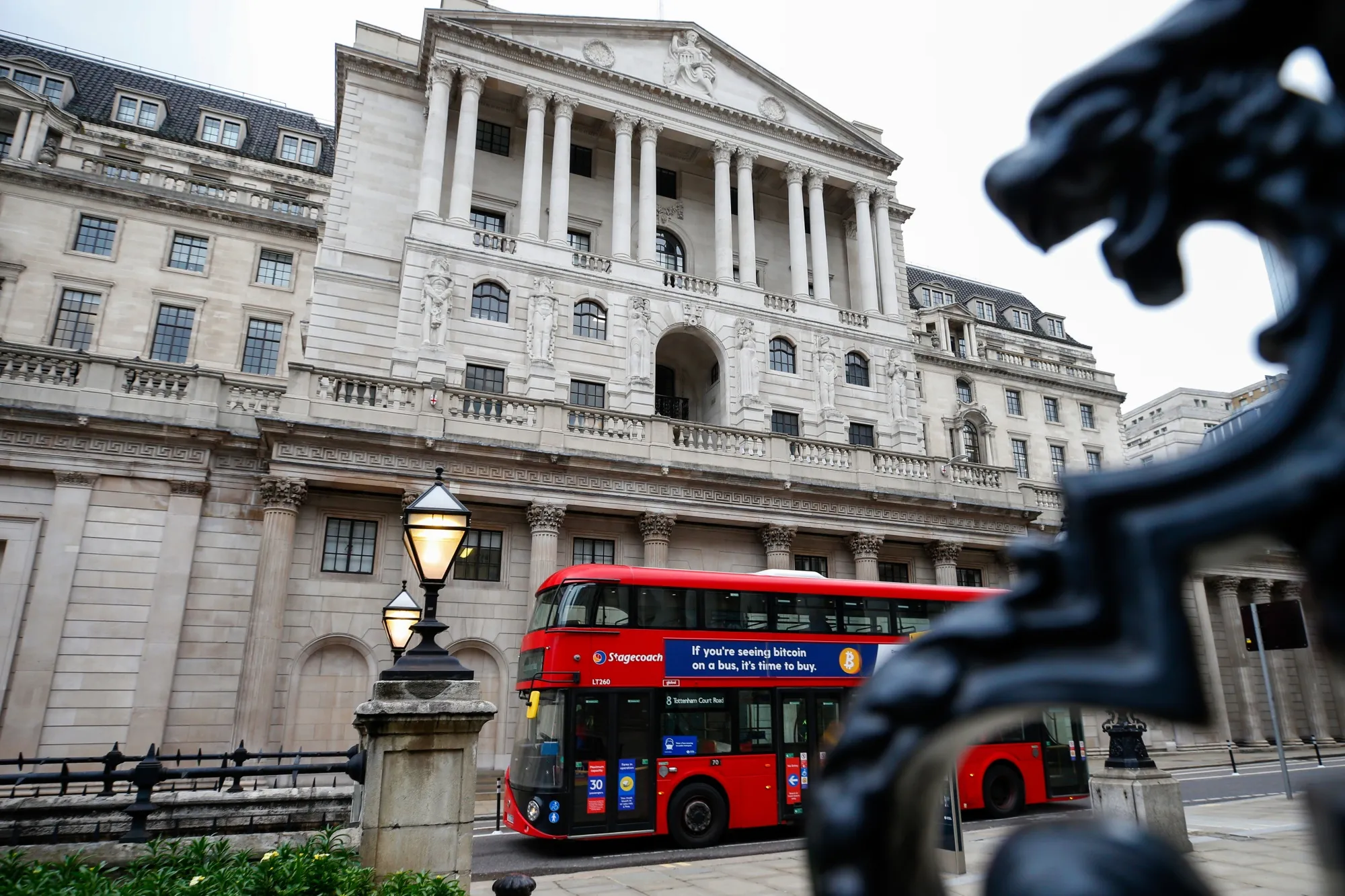 BOE Maintains Rate, Leaves Unchanged Its Pace of Stimulus for U.K. -  Bloomberg
