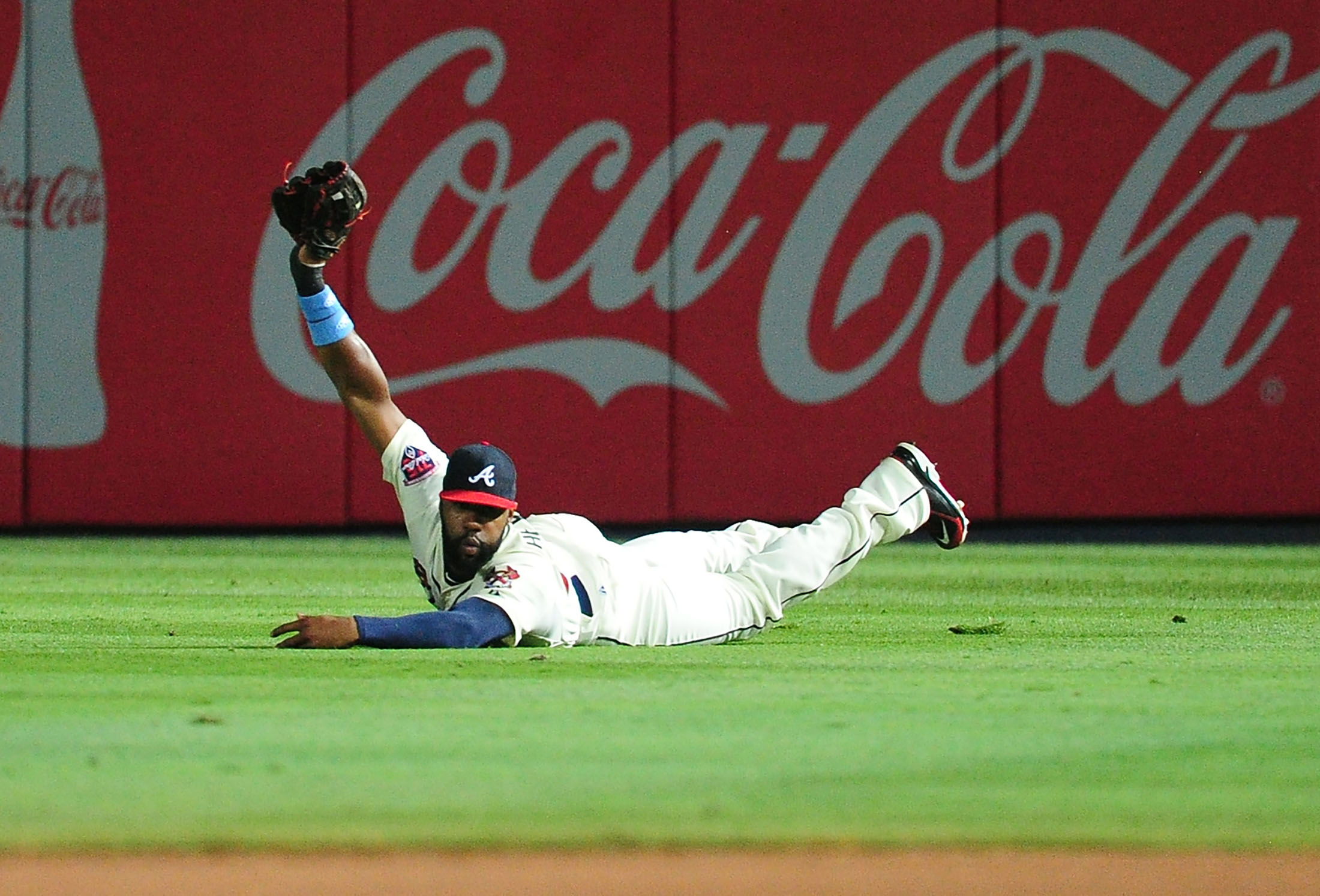 Jason Heyward of the Atlanta Braves makes a diving catch at Turner Field in Atlanta, Georgia, on June 15, 2014.
