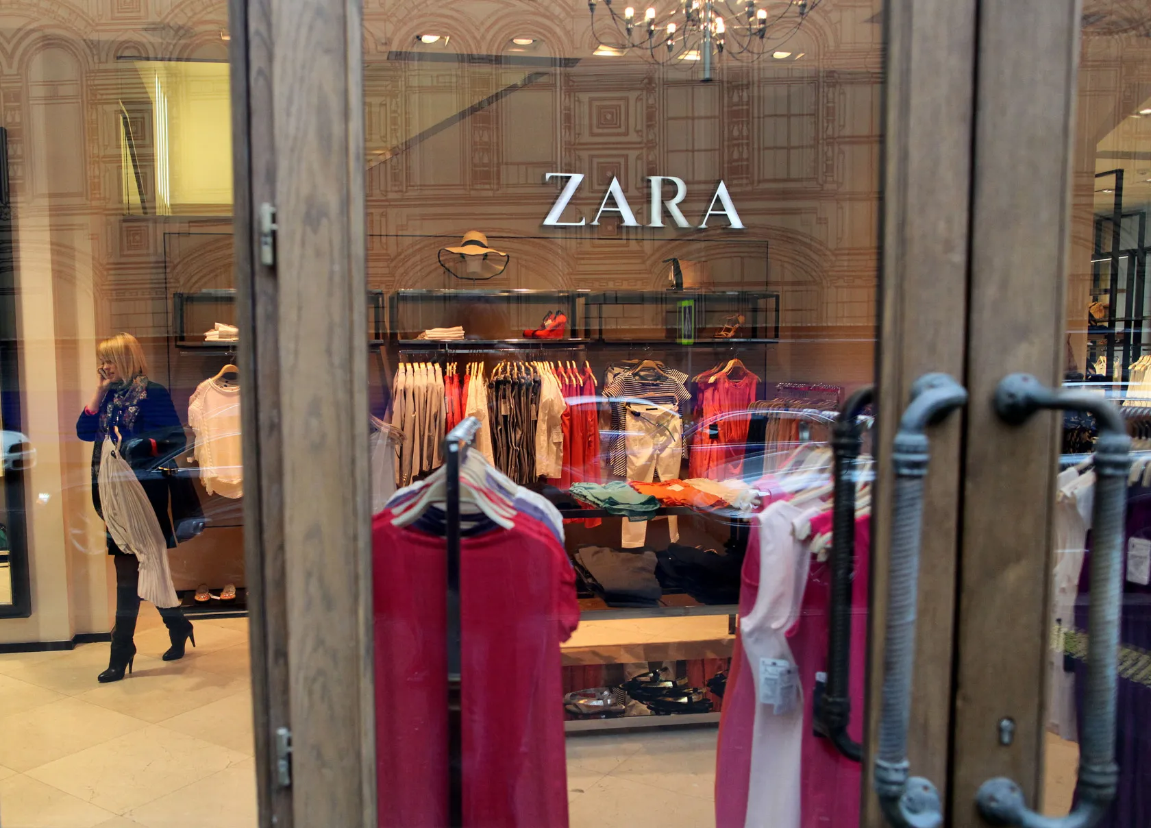 Zara Owner Inditex Shuts Shops, Halts Online Sales in Russia - Bloomberg, image size:1680x1208
