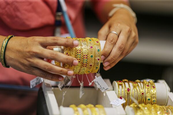 Indian Jeweler?sShares Rise After Rout as Key Investor Dismisses Rumors