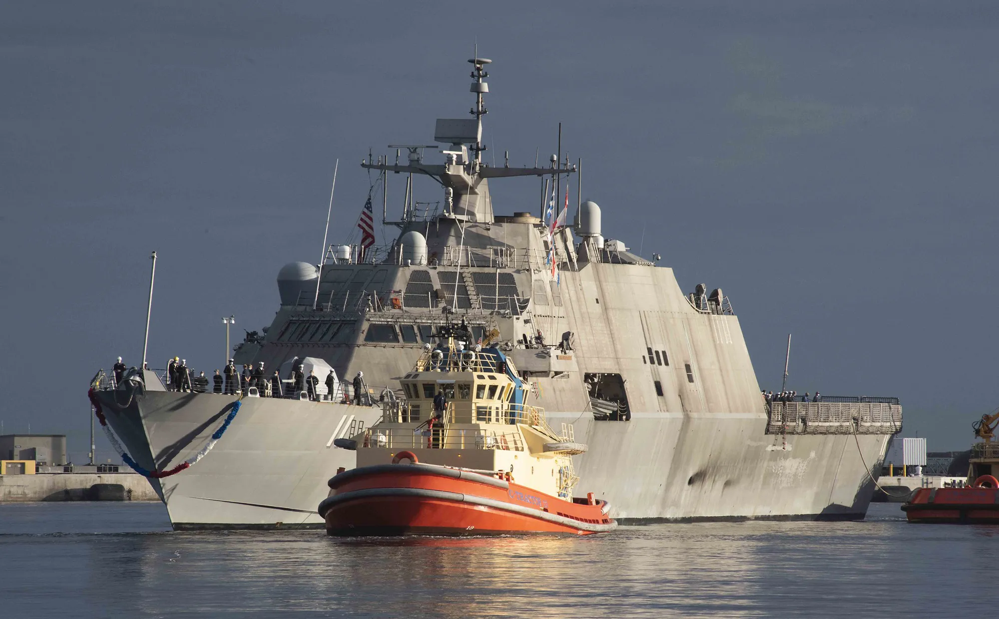 USS Sioux City prepares to moor at Naval Station Mayport, Florida.&nbsp;