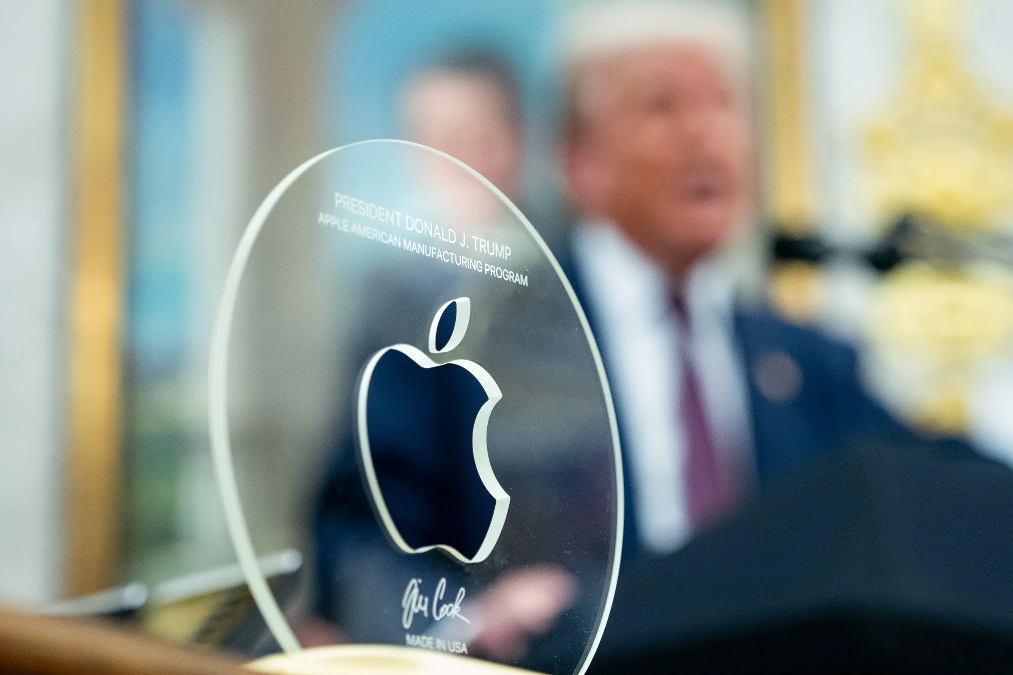 Apple Expands 18-Year-Old iPhone Glass Deal in Bid to Avoid Trump Tariffs -  Bloomberg