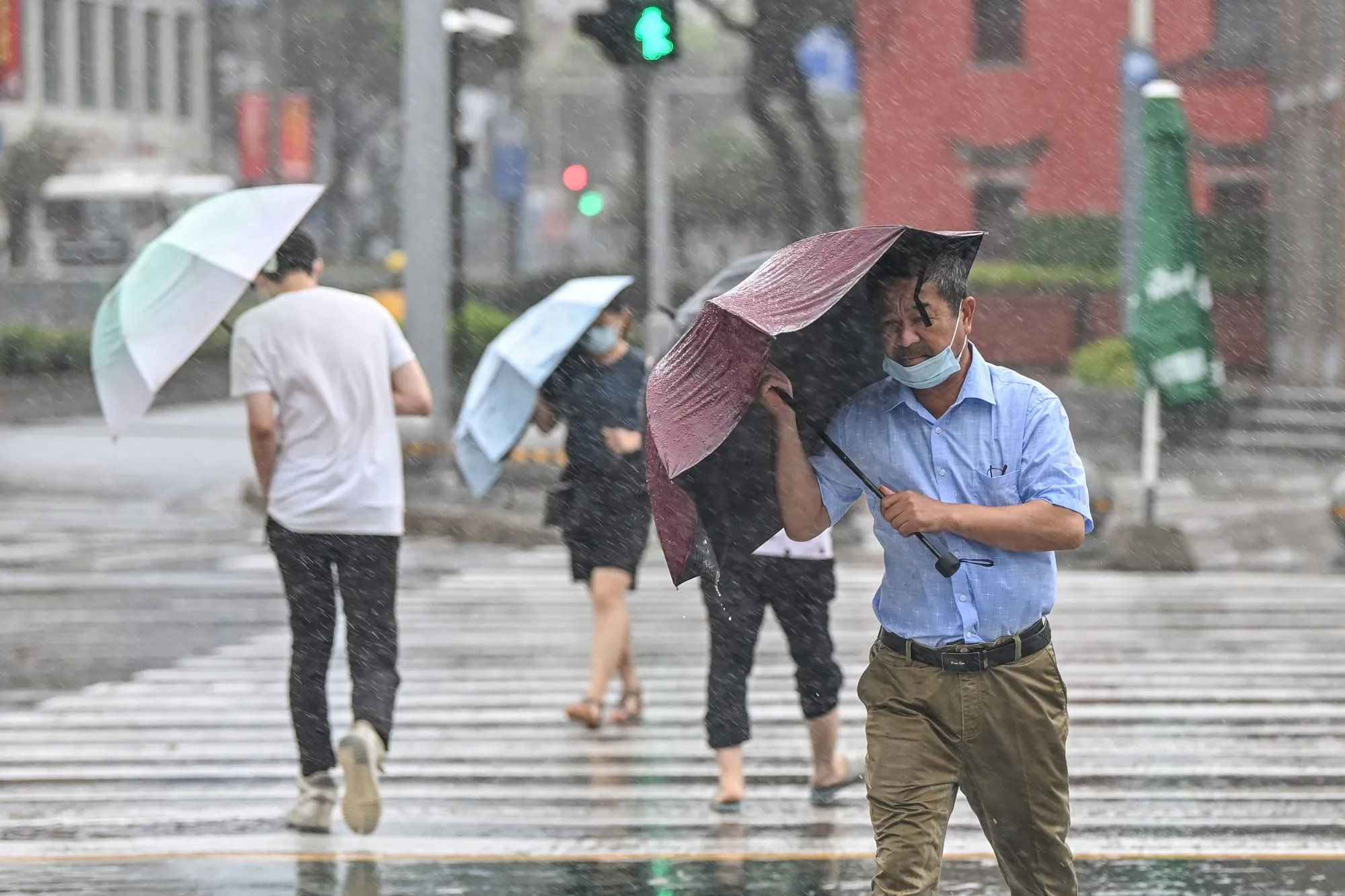 Wind and rain batter an intersection in Ningbo on July 25.