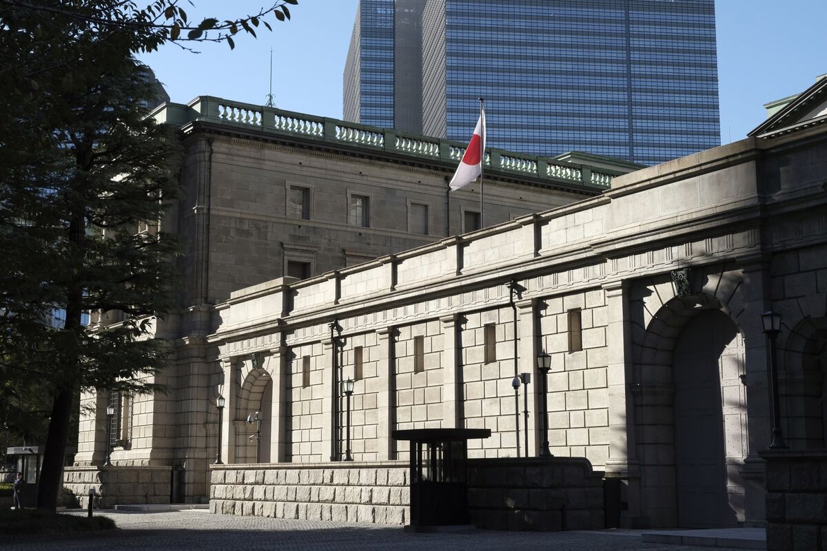 【日本市況】日銀ハト派で長期金利5カ月ぶり低水準-株戻り高値接近 - Bloomberg