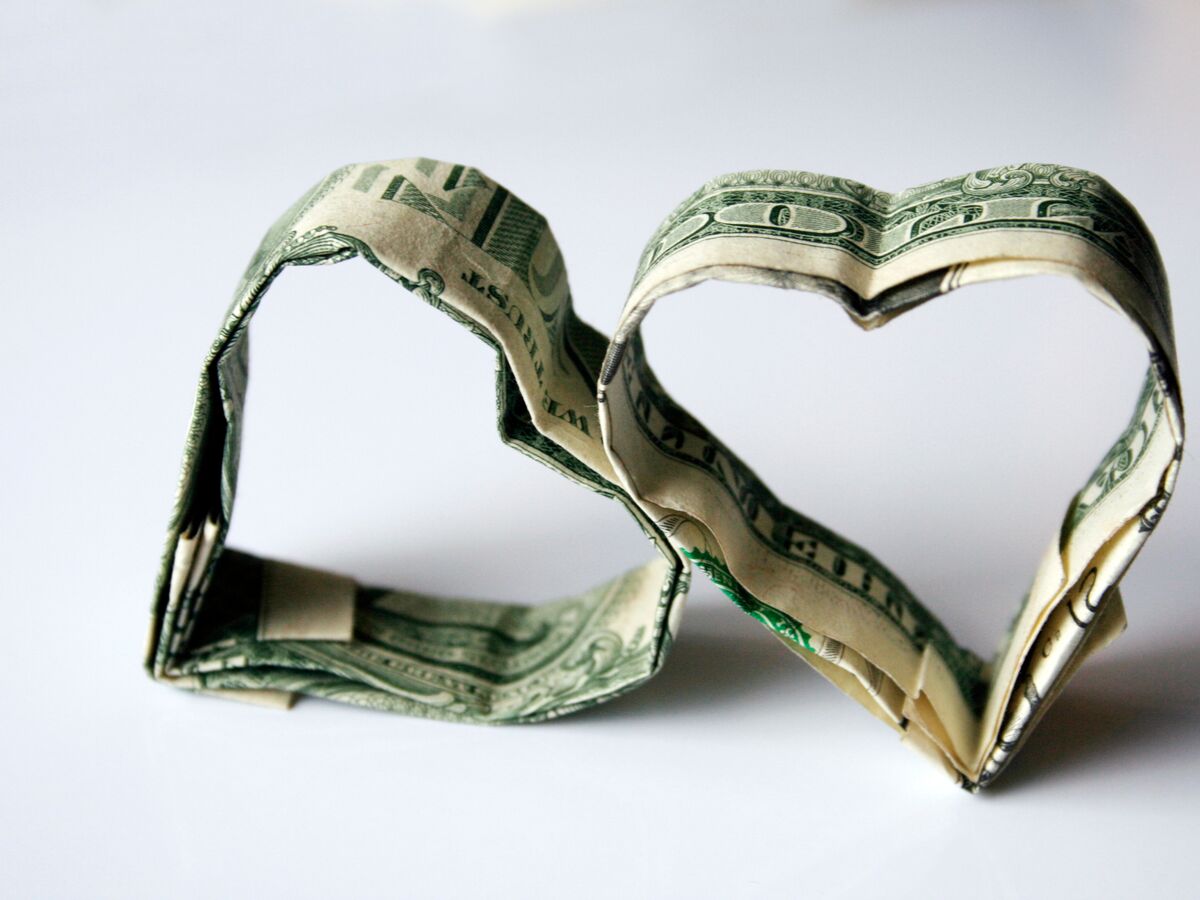 If Your Partner Makes More Money, Should You Split the Bills? - Bloomberg