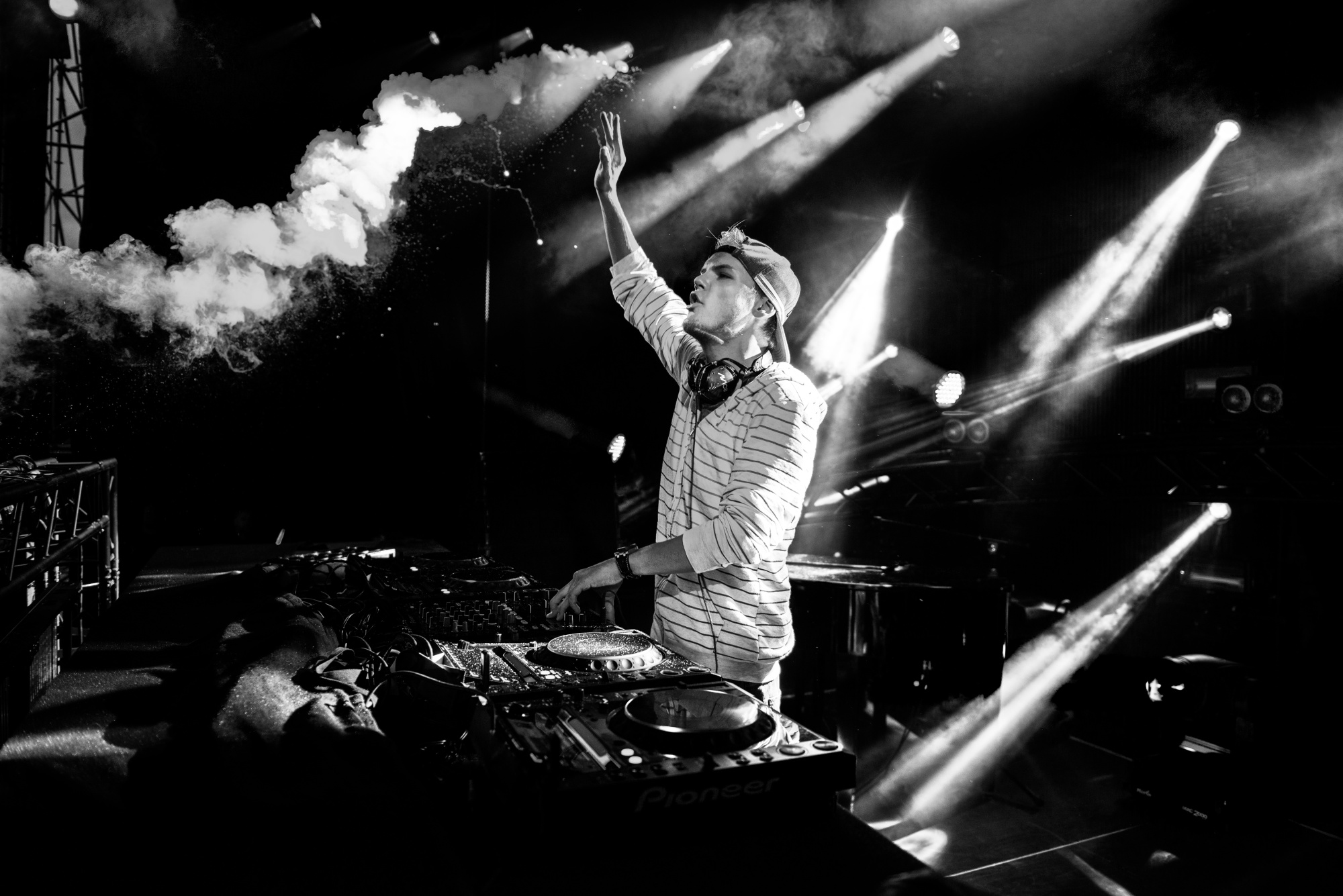 Entertainment Firm Pophouse Buys Most of Avicii’s Back Catalog - Bloomberg
