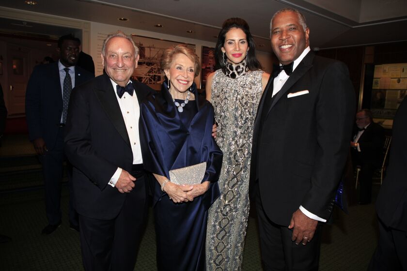 relates to Sandy Weill Becomes Carnegie Hall’s First $100 Million Man