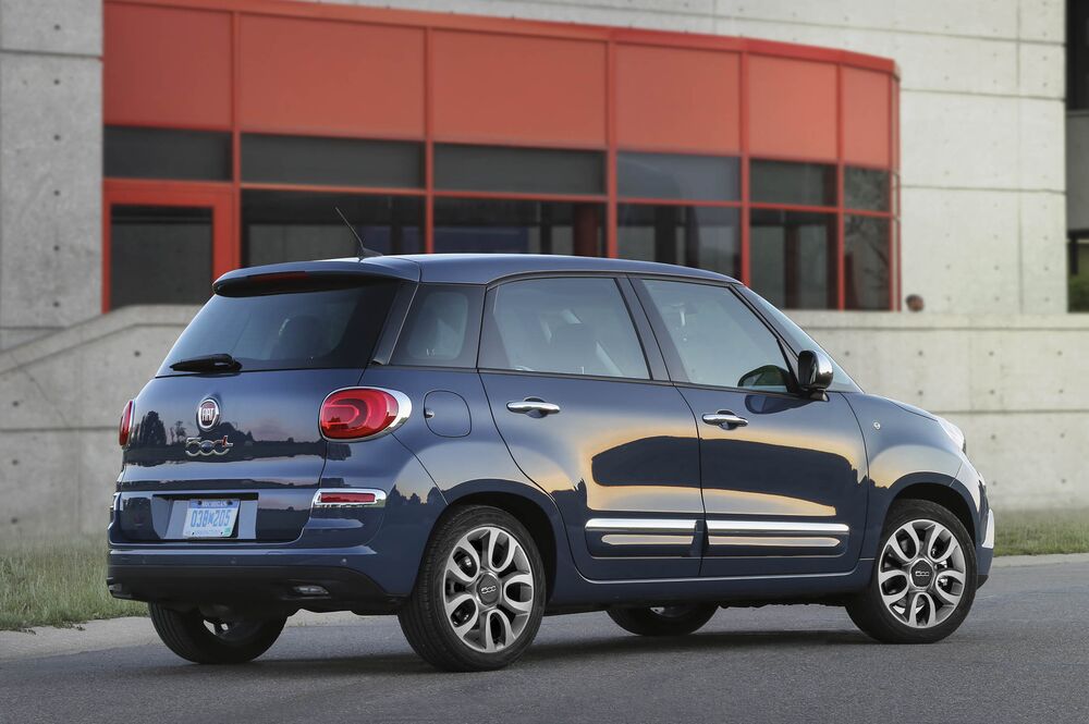 2019 Fiat 500l Review Overpriced And Underperforming Bloomberg
